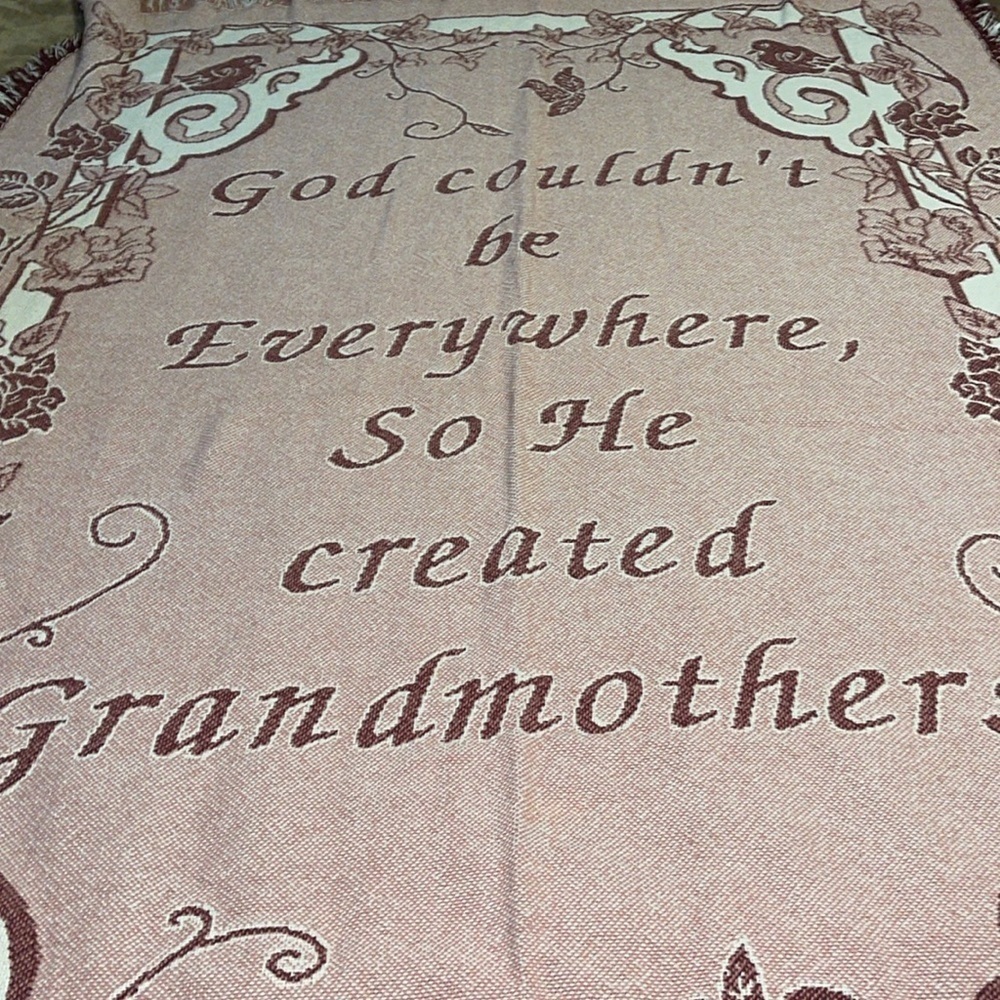 🌺THROW BLANKET “GOD COULN’T BE EVERYWHERE, SO HE CREATED GRANDMOTHERS”. - Picture 3 of 7